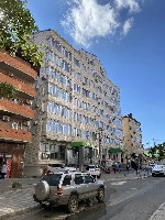 Сдается большая просторная трехкомнатная квартира,  отдельная кухня (более 20 кв.  м.  ).  Расположена в самом центре Анапы.  Закрытый двор с парковкой.  Лифт.  Море в 5-10 минутах ходьбы.  Квартира с ...