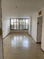 Квартира на долгосрочную аренду от компании по недвижимости ISRA HOME.  Трехкомнатная квартира в городе Бат Ям на ул.  Йосефталь,  расположенная в нескольких минутах ходьбы от торгового центра и желез ...