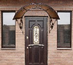 Козырек над крыльцом с коваными элементами орнамента.  Цена 12000р.  Ширина 1.2м,  глубина козырька до двери 1м ,  высота бокового кронштейна козырька 0,9м,  
высота дуги козырька над дверью 0,35м.   ...