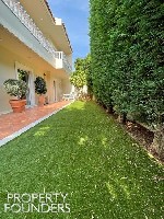 Mеблированный особняк в Аигли,  Глифада.  
Он состоит из 3 уровней,  включая 2 спальни,  3 ванные комнаты,  кухню открытого плана,  гостиную и столовую.  
Частный сад.  Недвижимость расположена в кр ...