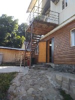 1 ДОМ
Гостевой дом предназначенный от 5 до 15 человек.  
1 этаж:  1 большая кухня,  3 спальные комнаты,  санузел.  
2 этаж:  1 большая комната,  4 спальных мест,  кухня,  санузел.  
Дом оснащён вс ...