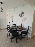 Сдается квартира в Натании,  ул.  Неод Гольда – 3 (три) комнаты,  8-й этаж,  после ремонта.  В каждой комнате есть кондиционер.  Цена – 4000 шек.  (1060$) в месяц Тел.  +972 507296968 звонок на мобиль ...