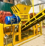 Универсальный шредер для переработки шин в резиновую чипсу,  имеющий производительность 1000 кг/ч.  
Также шредер может перерабатывать такие материалы как:  древесина,  пластик,  картон,  металл и тд ...