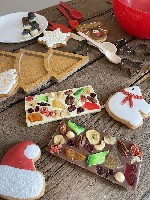 Новорічні шоколадні ялиночки з молочного,  білого та чорного шоколаду,  з сухофруктами всередині,  можливе упакування по штучно з новорічною листівкою або ж подарункова коробочка на кілька штук.  

 ...