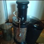 Соковыжималка в отличном состоянии,  коробки нет.  
Мощность
800 Вт
Ширина горловины
65 мм
Объем резервуара для сока
0.35 л
Объем резервуара для мякоти
1 л
Особенности
автоматический выброс  ...