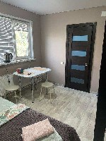 Приглашаем всех желающих остановиться в нашем трехкомнатном отеле,  где созданы все условия для спокойного отдыха и уединения.  
Здесь вы сможете провести время в уютной обстановке.  
Располагайтесь ...