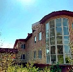 "Продается административное помещение 2271,3 м²,  
 
и земельный участок площадью 8969 м²

Здание качественной постройки в удобной локации,  c хорошей инженерией,  30 офисных кабинетов + 10 в цока ...