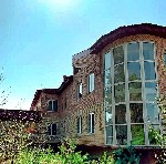 "Современное офисное здание,  расположенное в зеленой зоне города Советский.  

Отличное предложение по аренде офиса для компаний,  ценящих комфорт!

Ключевые характеристики здания:  

• Удобное ...