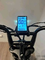 Всем привет
 ФАТБАЙК OUX V8.  
 доступны различные варианты,  

 - Чехол для ног,  заднее пассажирское сиденье,  детская спинка,  передняя складная багажная полка с корзиной или багажником.  

  ...