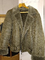 Вынужден выставить на продажу замечательную дубленку известной компании Yilang.  Покупал себе в качестве подарка,  отходил в ней всю зиму 23-24 гг.  И всё бы збс.  .  .  Но! Но всё таки джинсы,  дубле ...